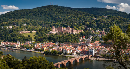 Fototapeta na wymiar Panorama Ausblick vom Philosophenweg auf die Altstadt von Heidelberg mit dem Schloss und der Alten Brücke, Baden Württemberg, Deutschland