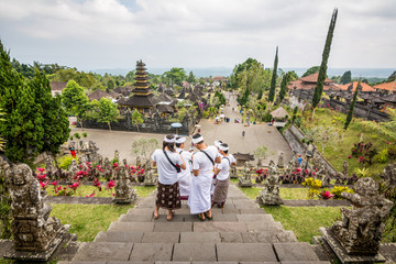 balinese people at pura besakih temple