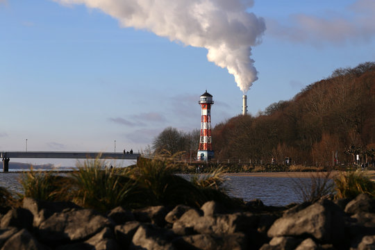Leuchtfeuer wittenbergen in hamburg an der Elbe, hintergrund Kraftwerk wedel