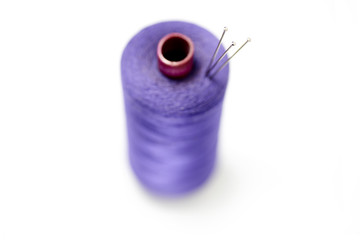 accessori per riparazioni sartoriali su fondo bianco