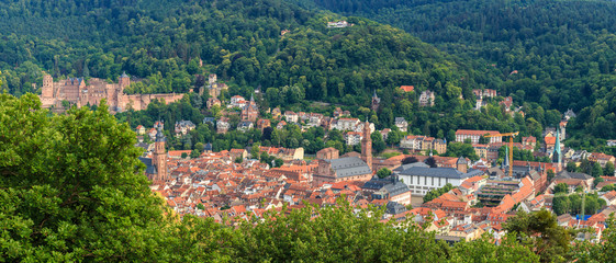 Fototapeta na wymiar Panorama Ausblick vom Philosophenweg auf die Altstadt von Heidelberg mit dem Schloss, Baden Württemberg, Deutschland