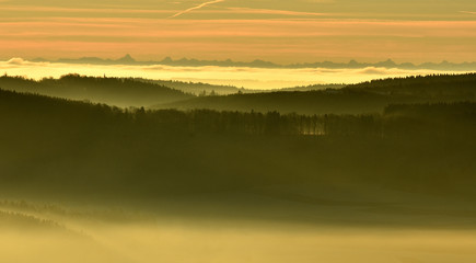 Nebelstimmung auf der Schwaebischen Alb mit Alpenblick