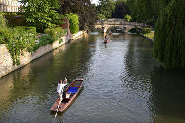Barques sur la rivi&egrave;re Cam &agrave; Cambridge en Angleterre