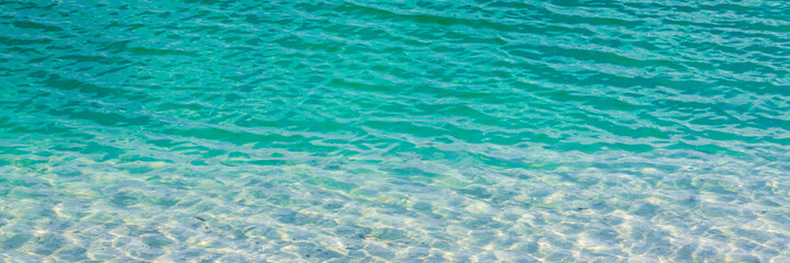 Fototapeta na wymiar Panoramic view of turquoise water with reflections of light