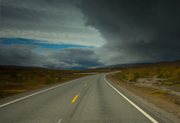 Wetterfront an der Fjell Straße in Lappland