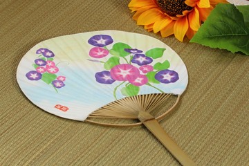畳の上のうちわ