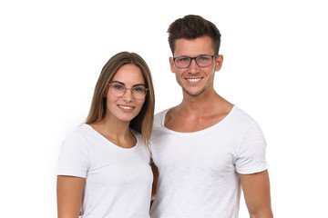 Fototapeta premium Hübsches junges Paar mit Brillen lacht
