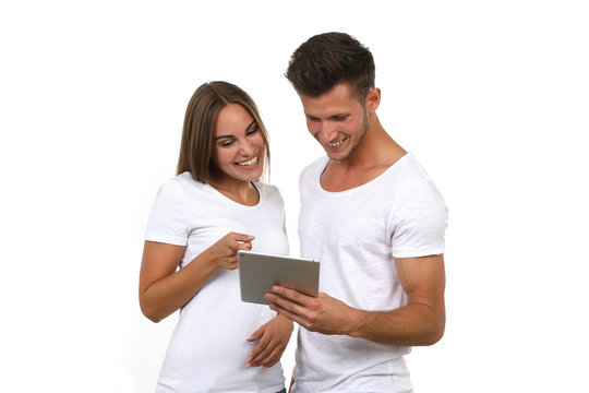 Junges Paar blickt lachend auf ein Computer tablet in seinen H&auml;nden