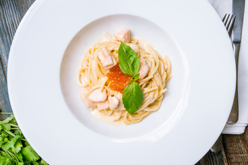 spagetti pasta with salmon