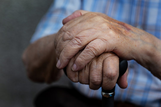 Haende einer &auml;lteren Person mit Gehstock