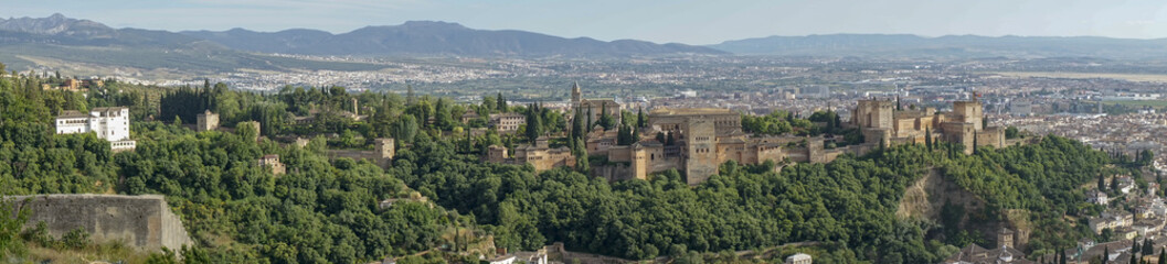 Fototapeta na wymiar Panorámica de alhambra de Granada, España