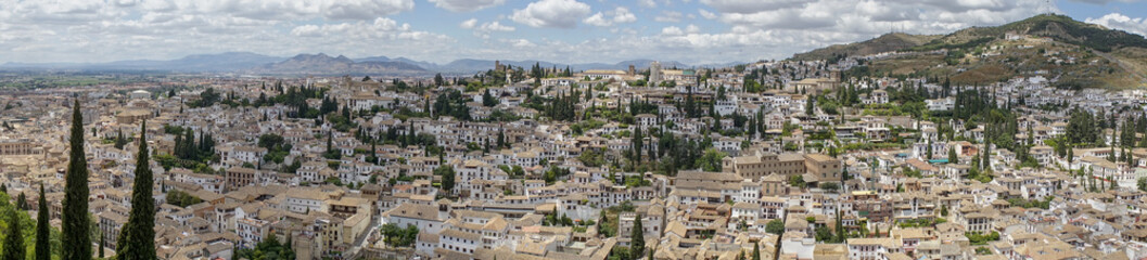 Fototapeta na wymiar Panorámica del barrio del Albaicín y el sacromonte en la ciudad de Granada, España