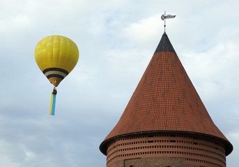 Fototapeta na wymiar Air Balloon and Kaunas Castle