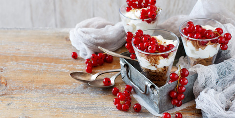 Red currants and yogurt