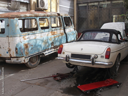 "Oldtimer-Werkstatt" Stockfotos und lizenzfreie Bilder auf Fotolia.com