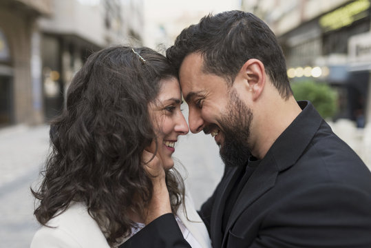 30s couple in the street in love hug