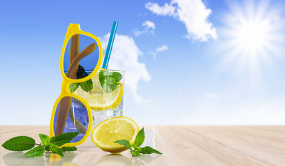 Erfrischendes Sommergetränk mit Zitronenmelisse und frischen Zitrone.