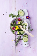 Gurkensalat mit essbaren Blüten