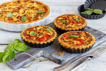 Mini quiche with chicken, onion and sweet pepper.