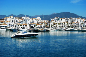 Fototapeta na wymiar Puerto Banús, Marbella, Málaga, mar, barcos, yate, paisaje marítimo, costa.