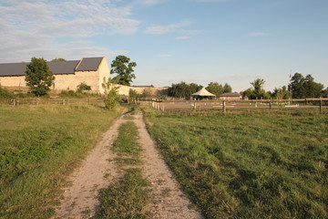 Ścieżka przez łąka do gospodarstwa, krajobraz wsi © Monika