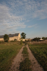 Ścieżka przez łąka do gospodarstwa, krajobraz wsi