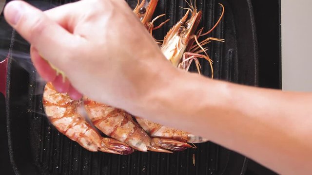 Frische Meeresfr&uuml;chte Garnelen und lachs (koch in der K&uuml;che)