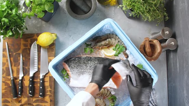 Frische Meeresfr&uuml;chte Garnelen und lachs (koch in der K&uuml;che)