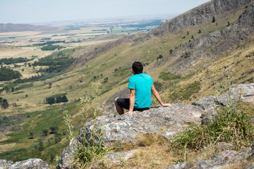 Naklejka premium Young man looking at the landscape