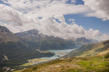 Fototapeta premium Silvaplana, Champfèr, Seenplatte, Silvaplanersee, Lej da Chamfèr, Oberengadin, Engadin, via Engiadina, Wanderweg, Piz Corvatsch, Piz Surlej, Piz Murtèl, Alpen, Graubünden, Sommer, Schweiz
