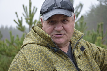 бедный кавказский старик в старой,облезлой кепке 