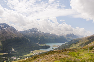 Fototapeta premium Champfèr, Surlej, Silvaplana, Silvaplanersee, Corviglia, Piz Nair, Wanderweg, Piz Corvatsch, Malojawind, Alpen, Graubünden, Sommer, Schweiz