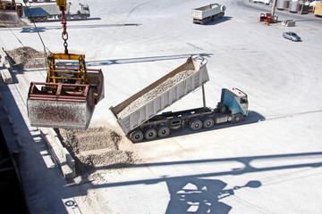 Грузовой терминал ,погрузка гипса судовыми кранами на балкер, порт Салалах, Оман, Индийский океан.   © masterskuz55