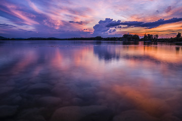 Sommer Ferien am schönen Bodensee mit traumhaften Sonnenuntergang und Steinen im Wasser 