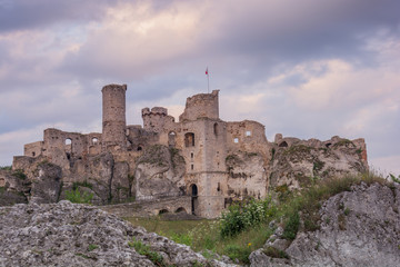 zamek Ogrodzieniec, na pierwszym planie skałki