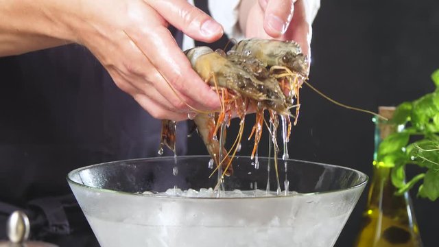 Frische Meeresfrüchte Garnelen und lachs (koch in der Küche)