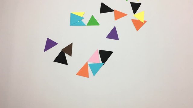 Numero siete hecho de triangulos se deshace por el viento.
