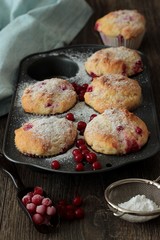 Muffins with red currant sprinkled with powdered sugar. 