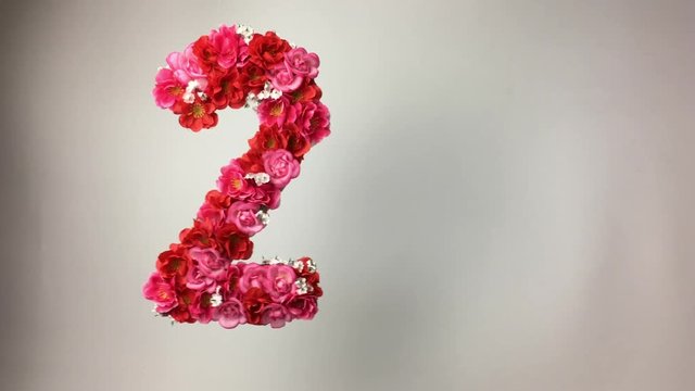 Numero dos hecho de flores moviendose hacia los lados.