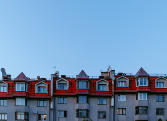 Obraz premium front view of townhouse with blue sky above