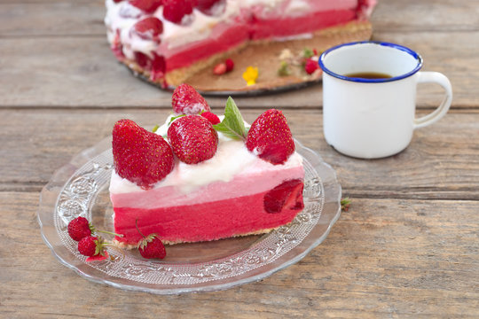 Erdbeer-Torte Images – Browse 38 Stock Photos, Vectors, and Video ...