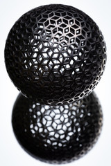 Titankugel auf Spiegel