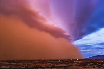 Crédence de cuisine en verre imprimé Orage Une tempête de poussière traverse le désert de l& 39 Arizona.