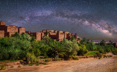 Papier Peint photo autocollant Maroc Kasbah Ait Ben Haddou dans le désert près des montagnes de l& 39 Atlas la nuit, Maroc