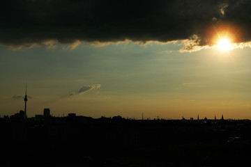 Sonnenuntergang in Berlin mit Fernsehturm Silhouette