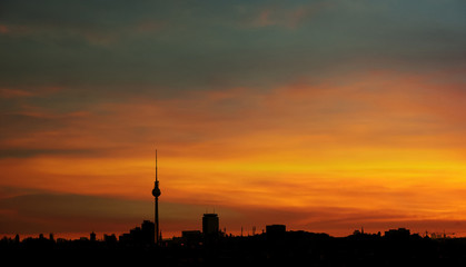 Naklejka premium Berlin City Skyline mit Fernsehturm als Silhouette
