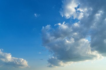 Blauer Himmel mit weißen Wolken