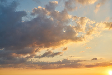 Fototapeta na wymiar Sonnenuntergang mit Wolken am Himmel
