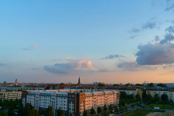 Berlin City Skyline mit Pfingskirche abends