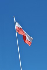 Flaga polska na tle błękitnego nieba